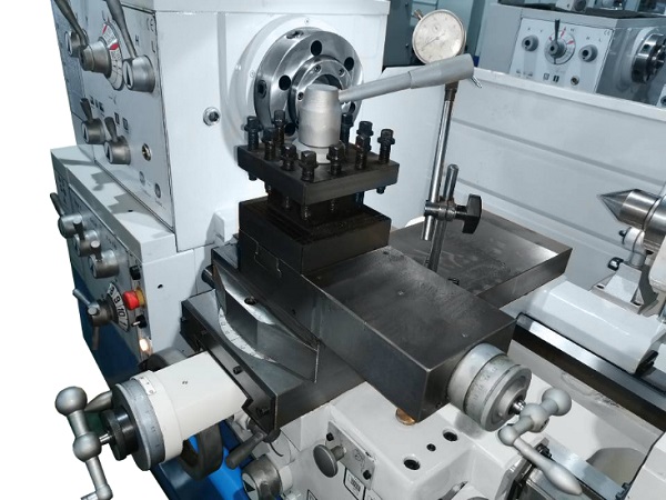 Суппорт с универсальной 4-х позиционной резцедержкой