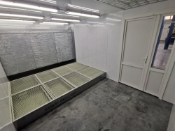 Покрасочная комната внутри полубоком справа