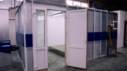 Покрасочная комната, открытая дверь